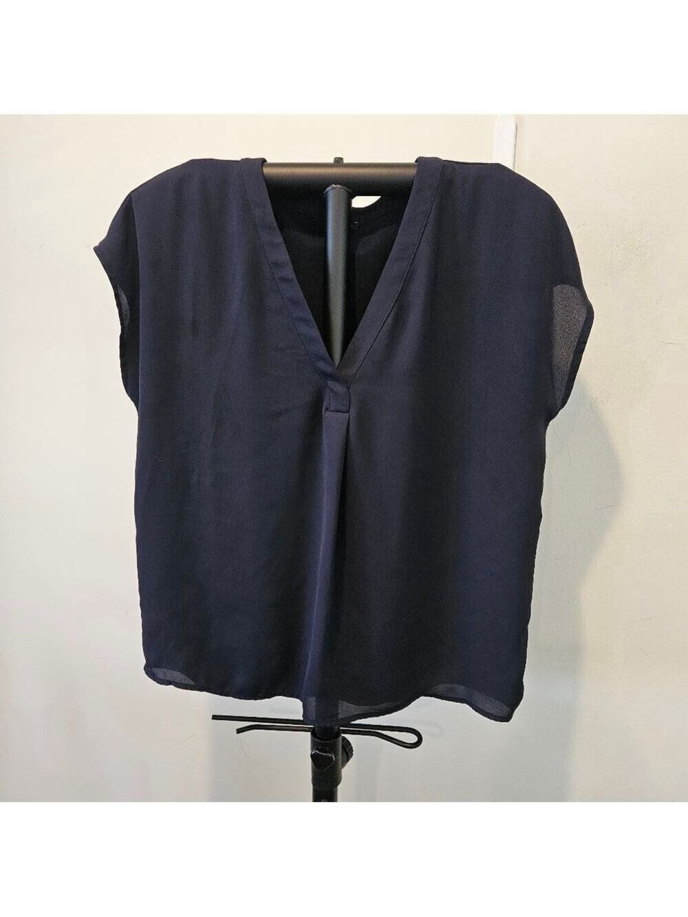 Women's Ann Taylor V-Neck, Front Pleated, Cap Sleeved Blouse Size S Blue